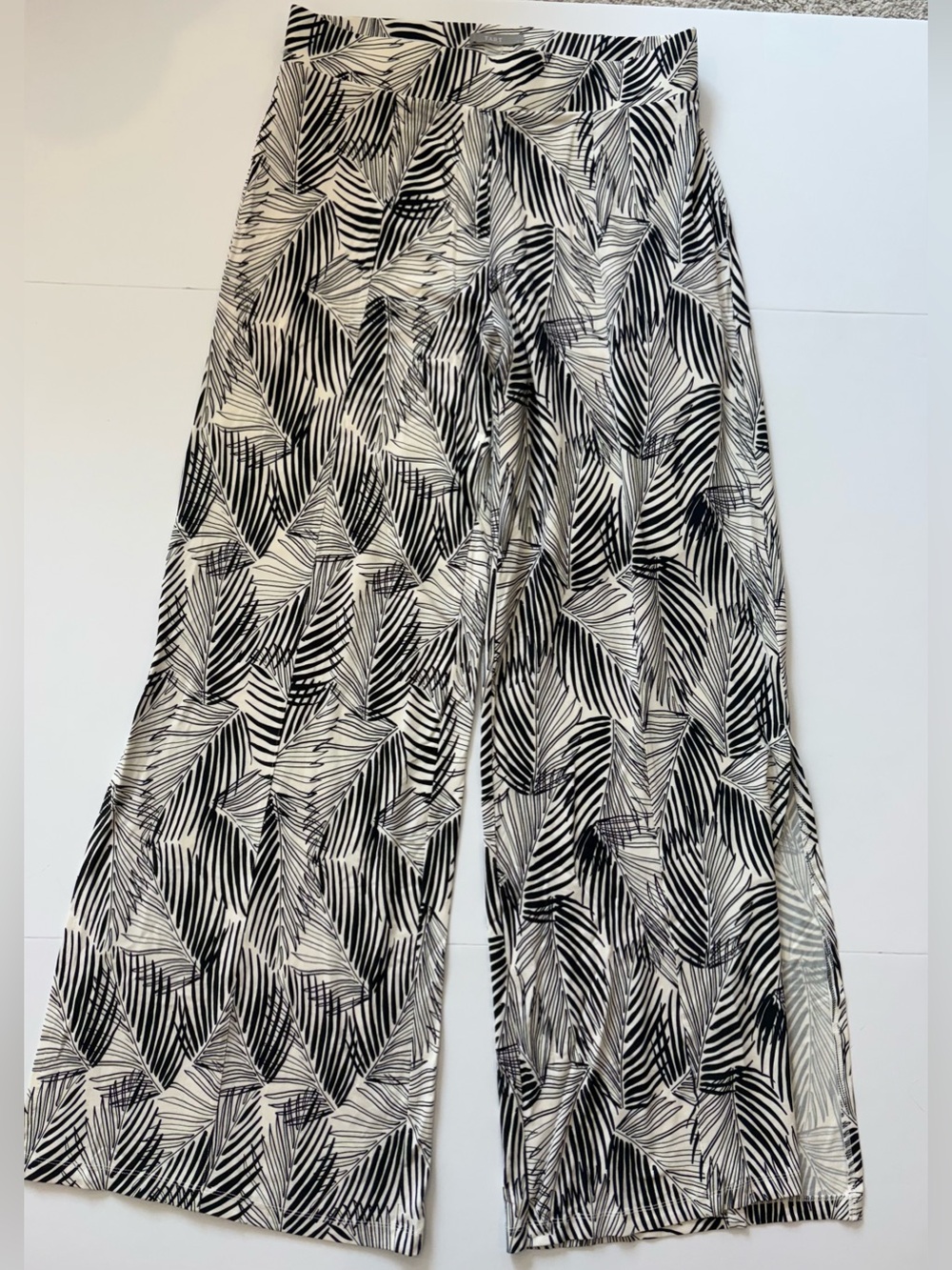 Tart Black and White Leaf-Print Wide Leg Pants Large